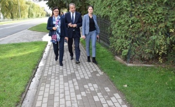 Na zdjęciu  Starosta Beata Hanyżak, Wojewoda Wielkopolski Michał Zieliński i Dyrektor Zarządu Dróg Powiatowych w Szamotułach Sylwia Kosicka