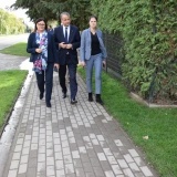 Na zdjęciu  Starosta Beata Hanyżak, Wojewoda Wielkopolski Michał Zieliński i Dyrektor Zarządu Dróg Powiatowych w Szamotułach Sylwia Kosicka