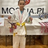 Młody karateka z pucharem i dyplomem