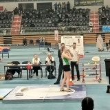 Zawodniczka wykonująca pchnięcie kulą