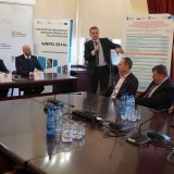 Dyrektor Szpitala omawia tablicę z szczegółowymi zakupami z dofinansowania 