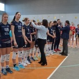 Starosta Beata Hanyżak dekoruje medalami zwycięską drużynę Enea Energetyk Poznań