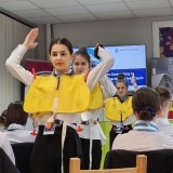 Uczennice pokazują instruktaż procedury bezpieczeństwa