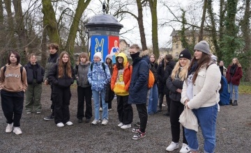 Wystawa 365 dni wojny w Ukrainie - młodzież odwiedzająca galerię 