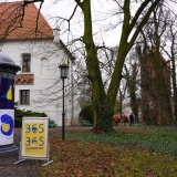 365 dni wojny w Ukrainie - wystawa na słupie na tle Zamku i Baszty 