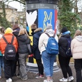 Wystawa 365 dni wojny w Ukrainie - młodzież oglądająca plakaty  