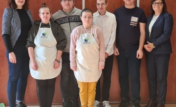 Uczniowie wraz ze Starostą Szamotulskim Beatą Hanyżak i opiekunem w 