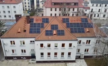 Widok południowo-wschodniej połaci dachu budynku wraz z instalacją fotowoltaiczną