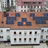 Widok południowo-wschodniej połaci dachu budynku wraz z instalacją fotowoltaiczną