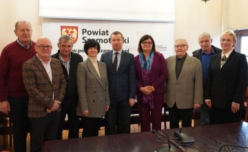 Starosta Beata Hanyżak,  dyrektor Powiatowego Urzędu Pracy w Szamotułach Jolanta Gałkowska, Izabela Sroka - kierownik Centrum Aktywizacji Zawodowej oraz Anna Baran - doradca klienta wraz z Radą Pracy