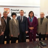 Starosta Beata Hanyżak,  dyrektor Powiatowego Urzędu Pracy w Szamotułach Jolanta Gałkowska, Izabela Sroka - kierownik Centrum Aktywizacji Zawodowej oraz Anna Baran - doradca klienta wraz z Radą Pracy
