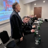 Wicestarosta Rafał Zimny przemawia na w spotkaniu OSP Amica