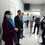 Starosta Powiatatowy wraz z Wojewodą Wielkopolskim, Dyrektorem oraz pracownikami szpitala i zgromadzonymi gośćmi w nowym Zakładzie Fizjoterapii Szpitala Powiatowego w Szamotułach 
