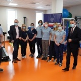Starosta Powiatatowy wraz z Wojewodą Wielkopolskim, Dyrektorem oraz pracownikami szpitala i zgromadzonymi gośćmi w nowym Zakładzie Fizjoterapii Szpitala Powiatowego w Szamotułach 