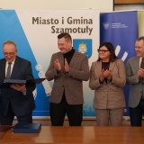 Włodarze i goście podczas spotkania podsumowującego inwestycję (3)