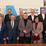 Włodarze i goście podczas spotkania podsumowującego inwestycję (1)