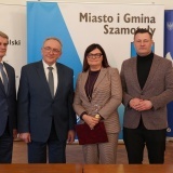 Włodarze i goście podczas spotkania podsumowującego inwestycję (2)