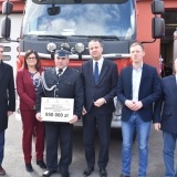 wręczenie promesy dla OSP Otorowo na zakup samochodu ratowniczo - gaśniczego (1)