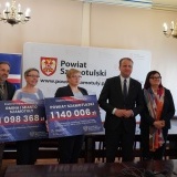 Wojewoda Wielkopolski Michał Zieliński, Starosta Szamotulski Beata Hanyżak, Wicestarosta Rafał Zimny, Skarbnik Agnieszka Szulczyk wraz z  przedstawicielami władz Miasta i Gminy Szamotuły oraz Gminy Przemęt