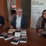Od lewej: Dyrektor Wydziału Edukacji, Spraw obywatelskich, Kultury, Sportu i Turystyki  Jan Stefaniak, Ryszard Ćwirlej, Starosta Szamotulski Beata Hanyżak