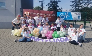 Wolontariusze z balonami 