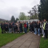Uczniowie na Powiązkach w Warszawie 