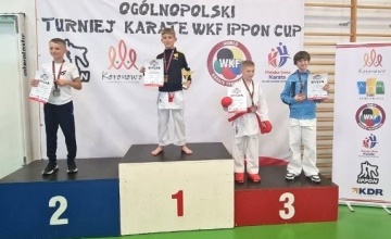 Zawodnicy na podium z medalami i dyplomami 