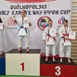 Zawodnicy na podium z medalami i dyplomami 
