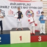 Zawodnicy na podium z medalami i dyplomami 