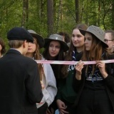 Harcerze rozwiązują zagadki 