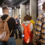 Zwiedzanie muzeum w Żabikowie, uczniowie słuchają wykładu 