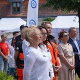 Goście, lekarze i pielęgniarki na terenie Muzeum Zamek Górków przysłuchują się brifingowi medialnemu Ministra Zdrowia 