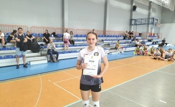 Szamotulanin Cup - siatkarka w stojąca hali  z dyplomem z wyróżnieniem za grę, w tle inne zawodniczki i trybuny