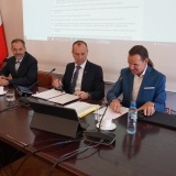 Wicestarosta Rafał Zimny, przewodniczący Rady Powiatu Radosław Łanoszka oraz  Wiceprzewodniczący Rady Powiatu Szamotulskiego  Piotr Michalak siedzą przy stole przed rozpoczęciem sesji 