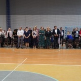 Dyrekcja, wielu nauczycieli i członek zarządu powiatu szamotulskiego  Andrzej Grzeszczyk w hali sportowej szamotulanka
