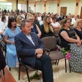 Zakończenie roku szkolnego w Zespole Szkół nr w Szamotułach, w sali koncertowej goście siedzą na krzesłach, na pierwszym planie Członek Zarządu Maciej Trąbczyński 