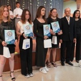 Zakończenie roku szkolnego w Zespole Szkół nr w Szamotułach, 4 uczennice  z wyróżnieniami, nauczyciel  i dyrektor  Aleksandra Lis-Łagodzińska, w tle 2 uczniów prowadzących uroczystość 