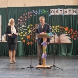 Wicestarosta Rafał Zimny przemawia w Zespole Szkół nr 1 we Wronkach, po lewej stronie dyrektor szkoły Monika Kozber  