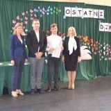 Nauczycielka, dwóch uczniów, którzy otrzymali stypendium i dyrektor Zespołu Szkół nr 1 we Wronkach na tle zielonych kotar 