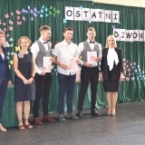 Dwie nauczycielki, trzech uczniów, którzy otrzymali stypendium i dyrektor Zespołu Szkół nr 1 we Wronkach na tle zielonych kotar 