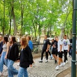 Uczniowie na Powązkach, widoczne nagrobki oraz drzewa