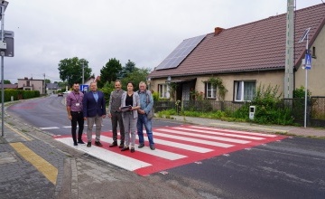 Wicestarosta Szamotulski Rafał Zimny, Zastępca Burmistrza gminy Wronki Robert Dorna,  Dyrektor Zarządu Dróg Powiatowych w Szamotułach Sylwia Kosicka oraz przedstawiciel wykonawcy KMC Elektrum Marek Cichy