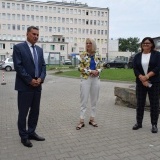 Dyrektor SPZOZ Remigiusz Pawelczak, Poseł na Sejm Marta Kubiak  oraz Starosta Szamotulski Beata Hanyżak rozmawiają przed budynkiem szpitala
