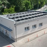 Budynku stacji uzdatniania wody w Szpitalu Powiatowym w Szamotułach z widoczną instalacją fotowoltaiczną 