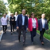 zaproszeni gości w czasie wizytacji wybudowanej ścieżki pieszo-rowerowej wzdłuż drogi 1852P 