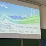 Wyświetlony slajd prezentujący rozpoczęcie konferencji 