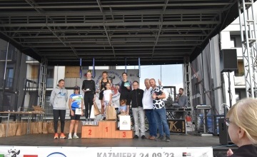 Medalistki stojące na podium na scenie 