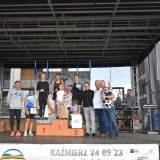 Medalistki stojące na podium na scenie 