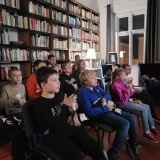Noc Bibliotek 2023 - dzieci oglądają film 