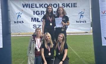 Drużyna żenskiej sztafety wraz z trenerem Dominiką Olejnicką
